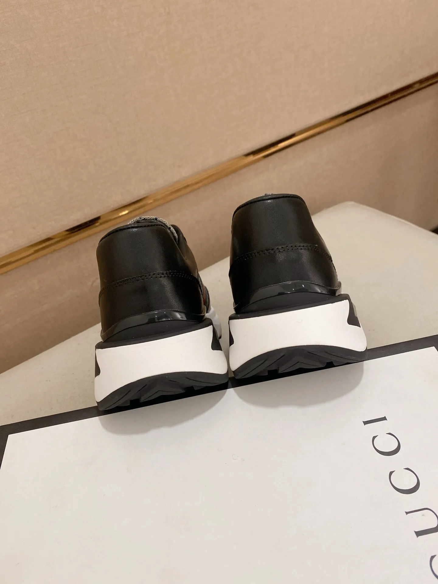 Men's shoes 💰 462💰The new GUCCI (Gucci) counters are launched simultaneously. The new men's shoes, 😘fabrics are selected from imported cowhide, and the lining is sheepskin lining. 👍🏿 High-end ☄️ air-cushion molded anti-slip rubber outsole, exquisite lines, simple and elegant, comfortable and high-end for leisure travel. Code number: 38 to 44 (45 can be customized and cannot be returned or exchanged)